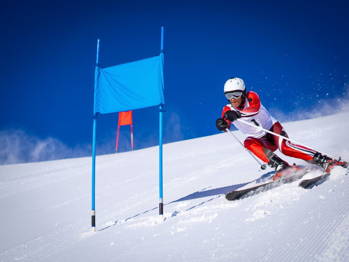 Skieuse en compétition olympique utilisant des skis haute performance issus de l’ingénierie des matériaux