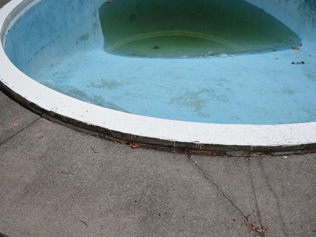 Soulèvement d’une piscine creusée causé par des pressions hydrostatiques et des conditions de sol saturé